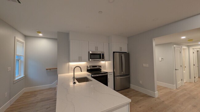 Building Photo - 122 Kenrick St