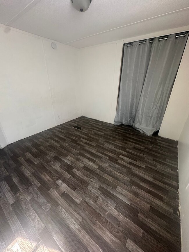 Building Photo - 2 bed, 1 bath Mobile Home - Available Now ...
