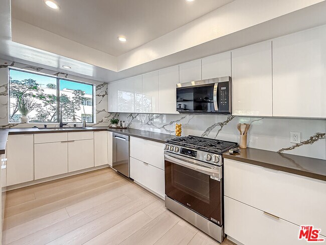 Building Photo - 1133 5th St