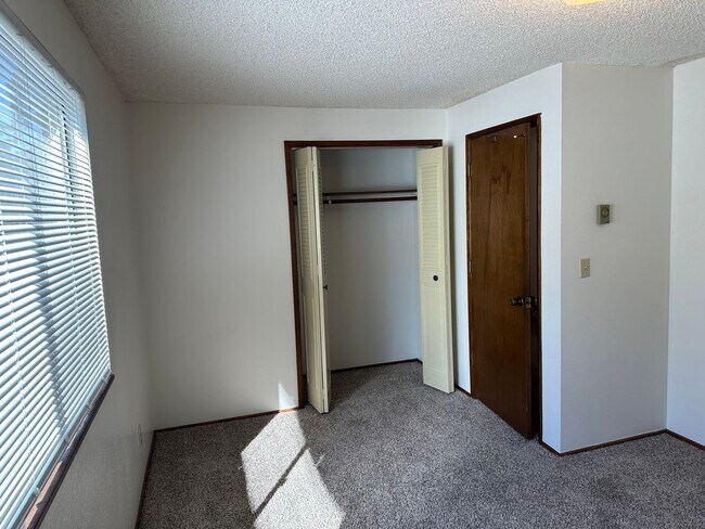 Building Photo - 2 bedroom 1.5 bathroom duplex in quiet Thu...