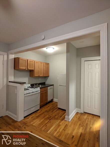 Building Photo - 833 W Wolfram St