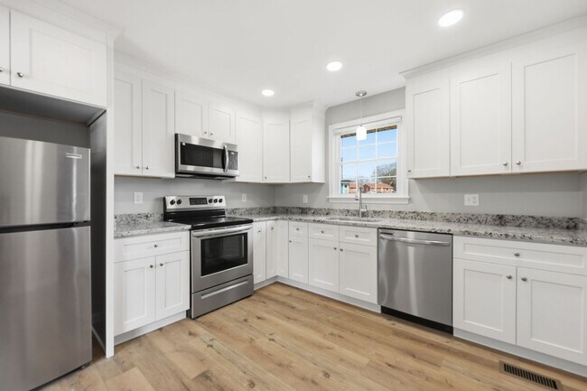 Building Photo - Colonial Heights