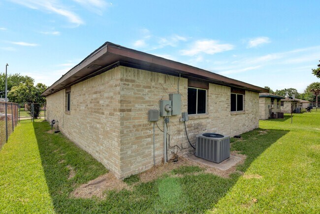 Building Photo - 12718 Panay Dr