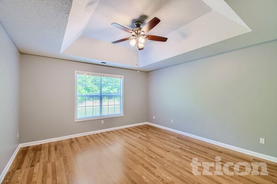 Building Photo - 390 River Point Dr