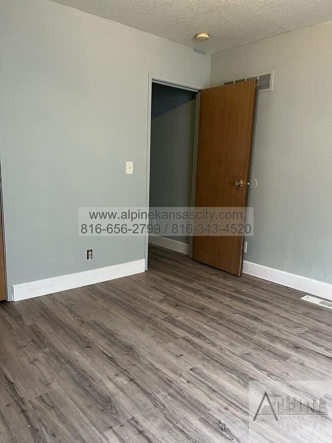 Building Photo - Spacious Duplex off Truman Rd