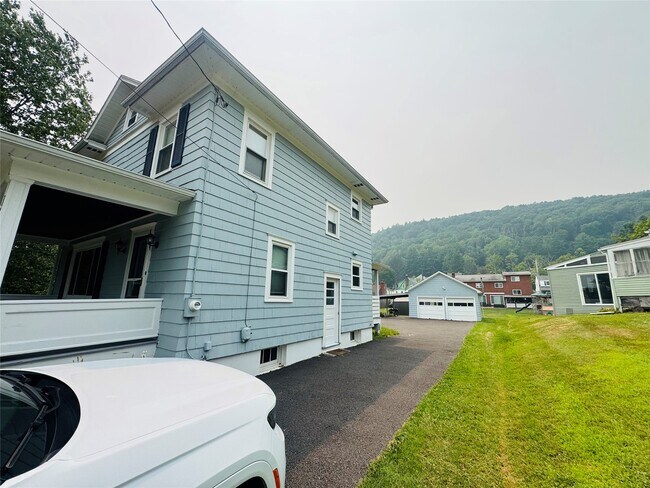 Building Photo - 151-153 Iris Dr
