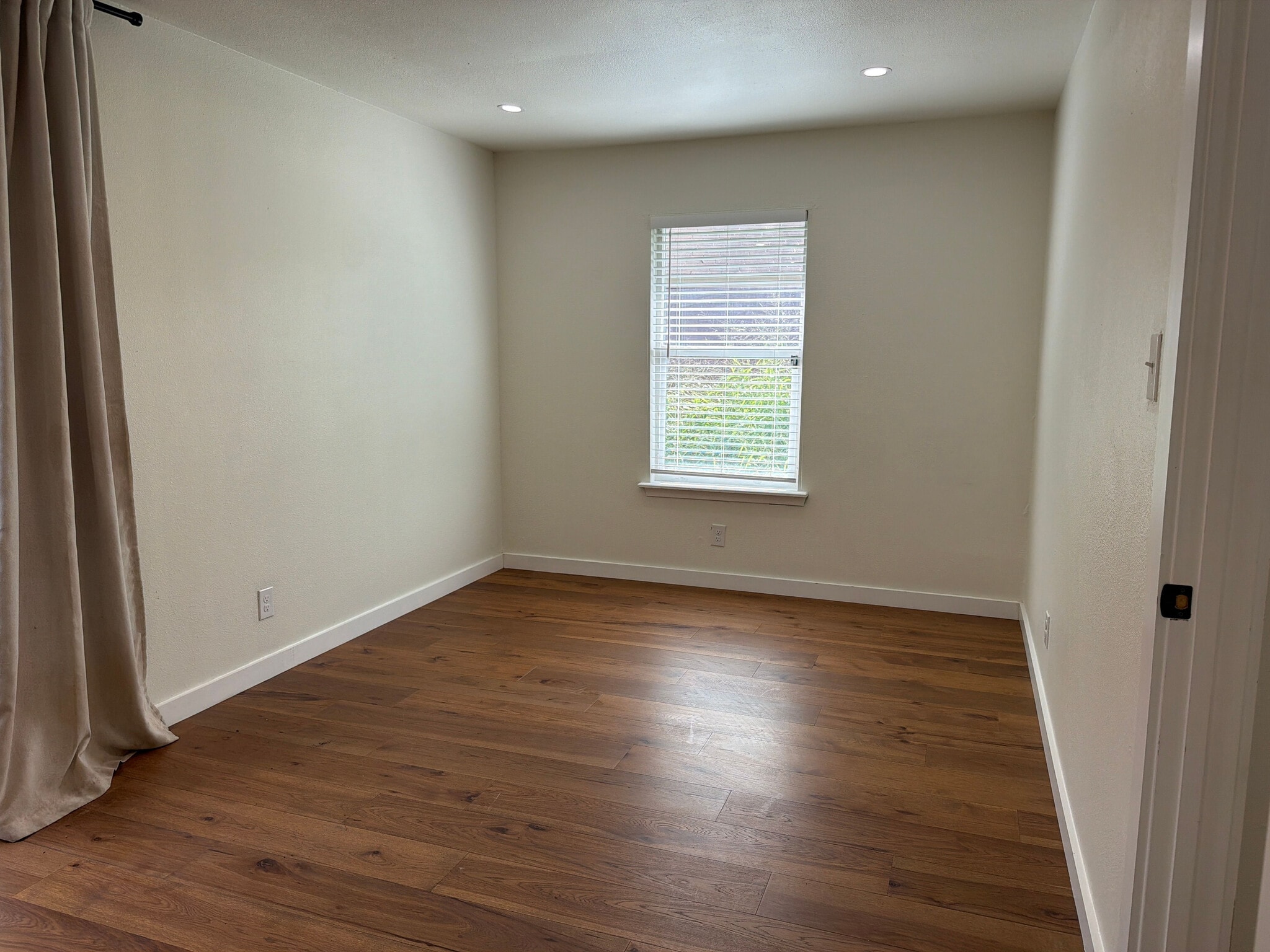 Building Photo - Room in House on Rockridge Dr