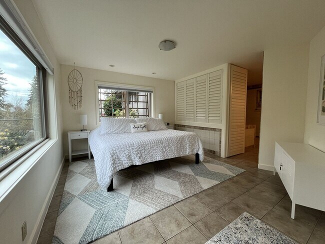 Building Photo - Spacious 1 Bedroom ADU Steps to OHSU with Soaking Tub, Rain Shower, and Treeline Views