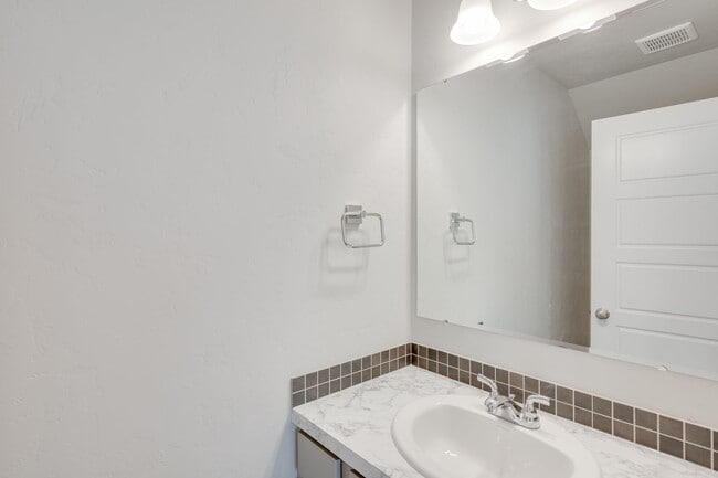 Building Photo - Beautiful, Modern 2 Bedroom Cottage Available!