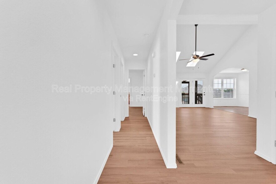 Building Photo - 882 S Hickory Ln