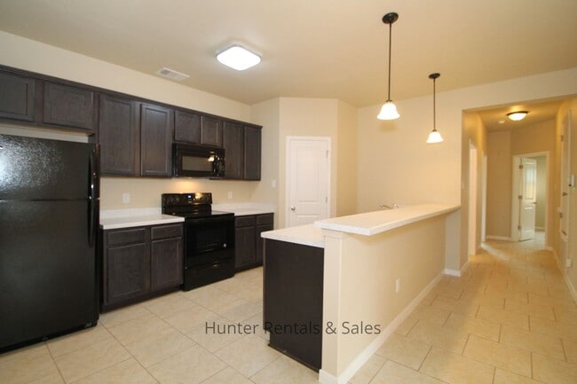 Building Photo - Loaded With Amenities!