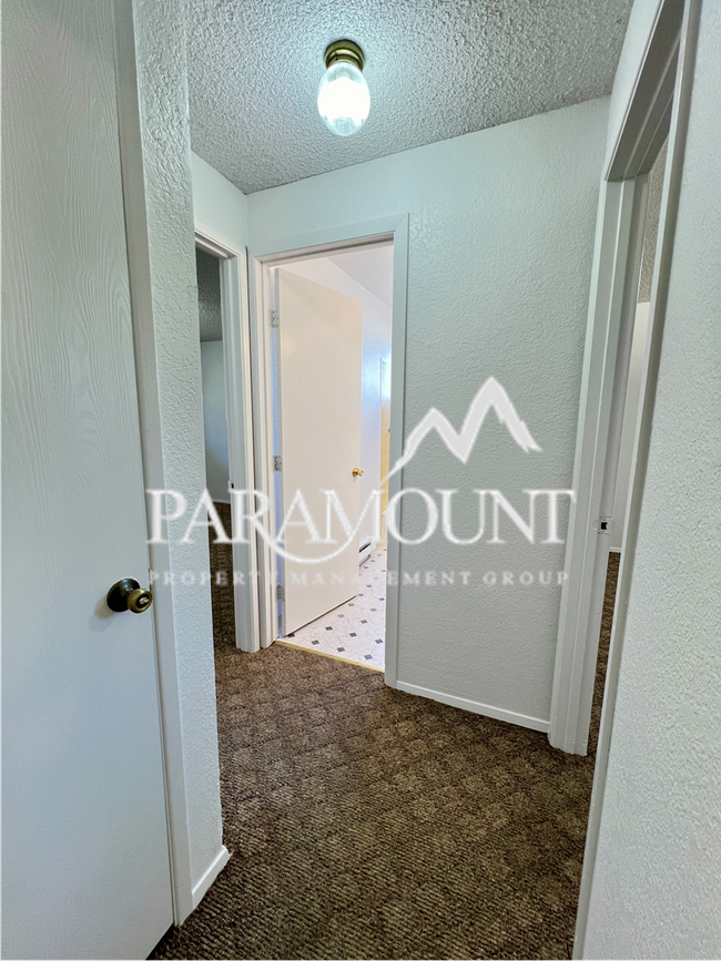 Building Photo - Charming 2-Bedroom Duplex with Garage!