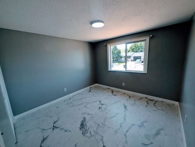 Building Photo - GET $500 OFF THE FIRST MONTHS RENT!!!
