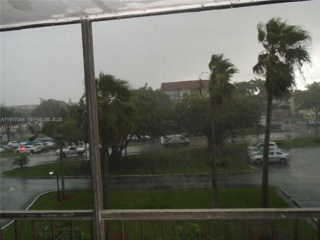 Building Photo - 4174 Inverrary Dr