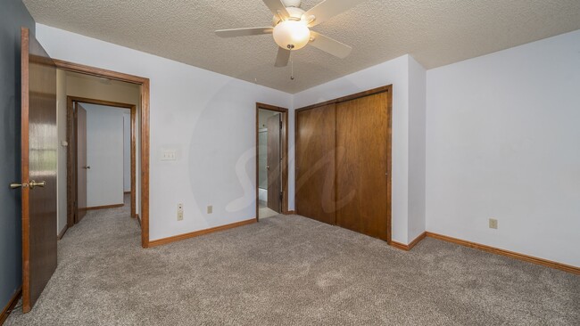 Building Photo - End unit 3 bedroom townhome near Ute Valle...