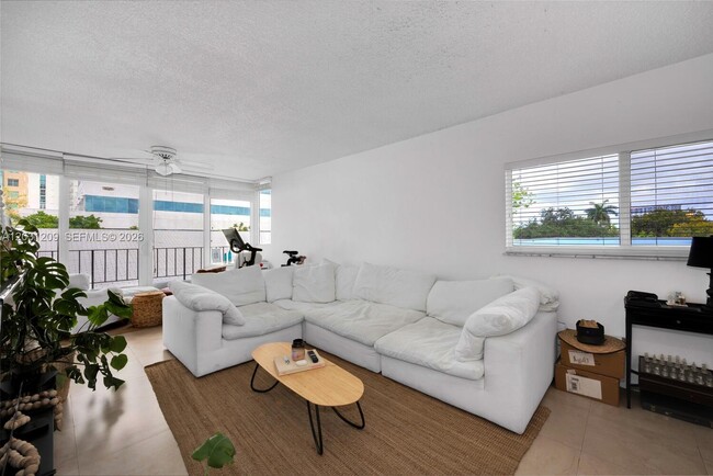 Building Photo - 2539 Bayshore Dr