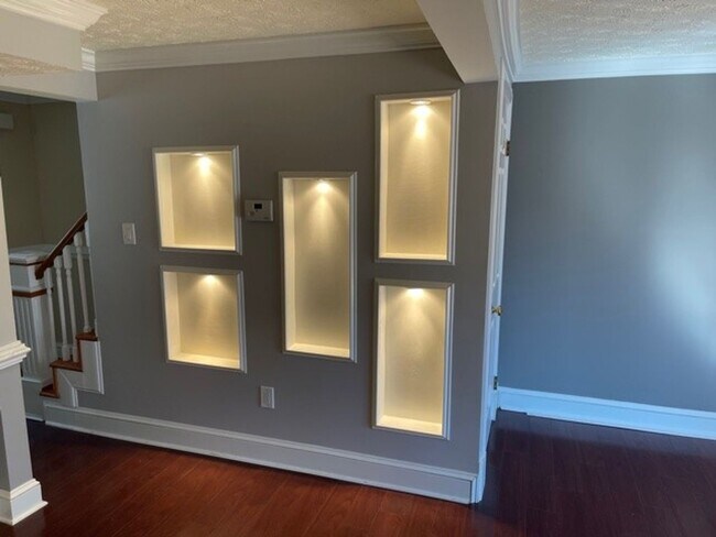 Building Photo - Well maintained 2 BR 2 BA 3 level townhome...