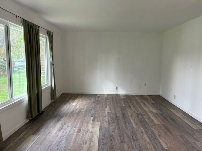 Building Photo - Charming Country Home in Petaluma – 4 Bed, 2 Bath | Available December 1st