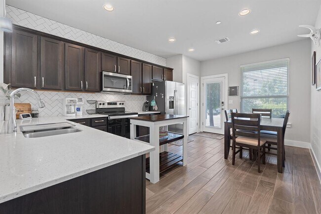 Building Photo - 1714 Roseburg Dr