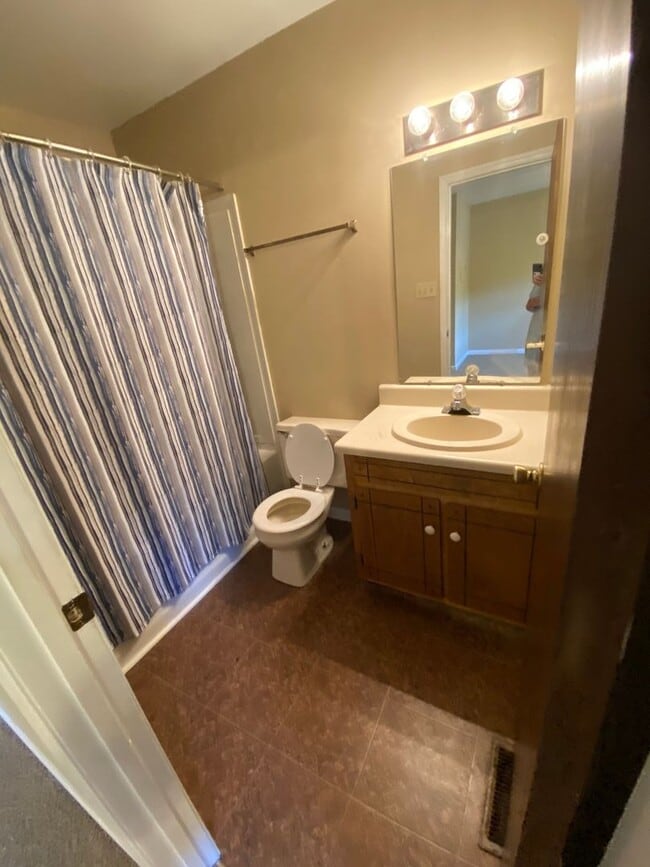 Building Photo - 2 Bedroom 2 Bath Townhouse
