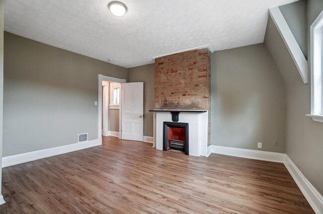 Building Photo - 904 Walnut St