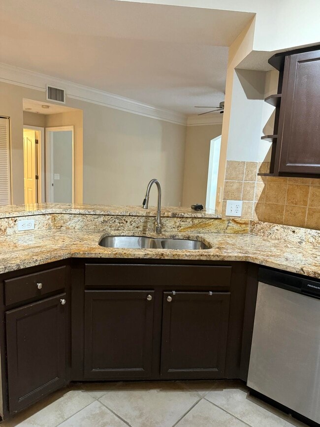 Building Photo - 1111 Myrtlewood Cir E