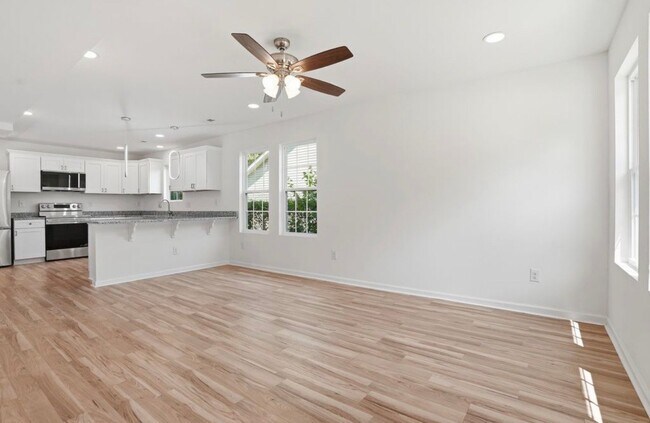 Building Photo - 516 Singletary St SE