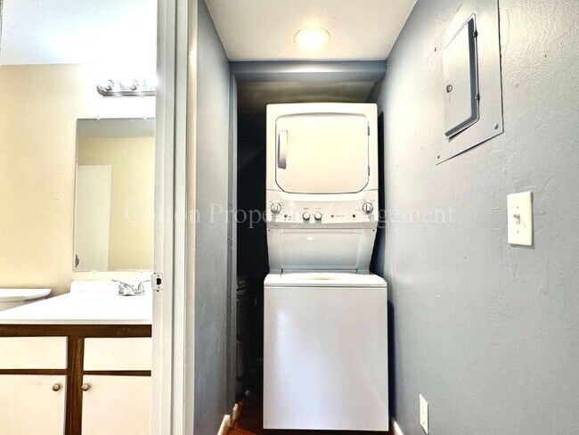 Building Photo - 2BR/2BA Condo - Great Location in Midtown ...