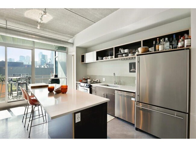 Building Photo - 345 6th Ave N