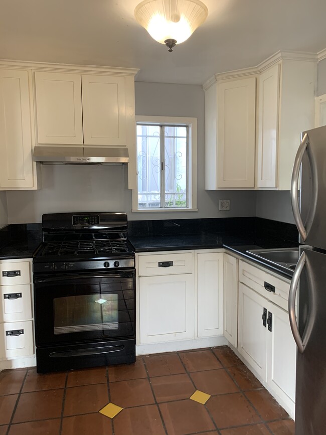 Building Photo - 939 W 48th St