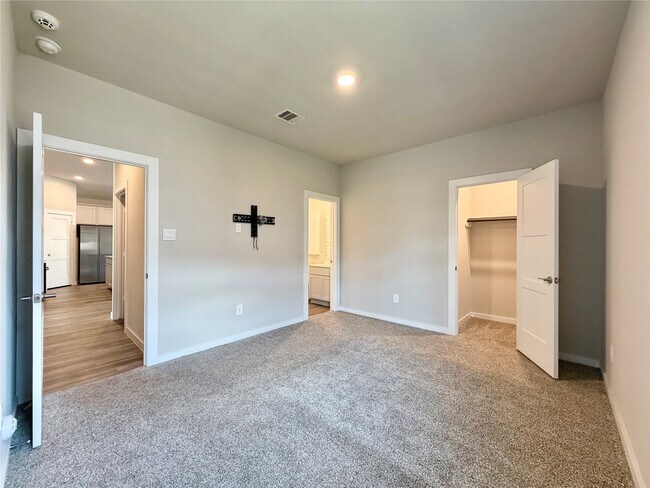 Building Photo - 14273 Lake Lodge Dr