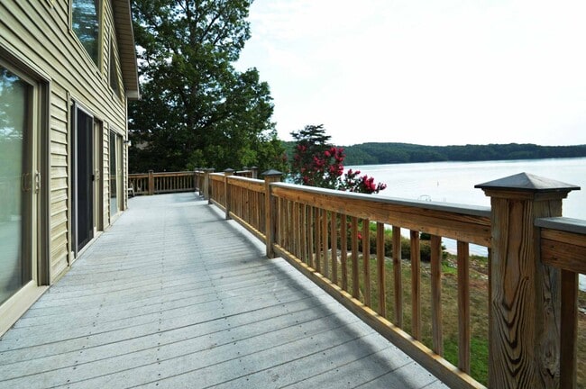 Building Photo - 4 Bedroom || 3 Bathroom home on Leesville Lake