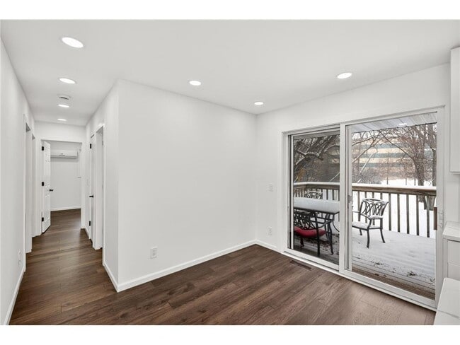 Building Photo - 110920 Oak Knoll Terrace S