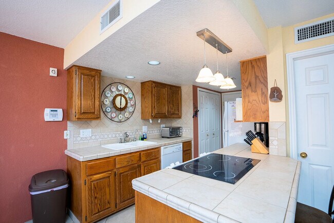 Building Photo - 935 Genoa Dr