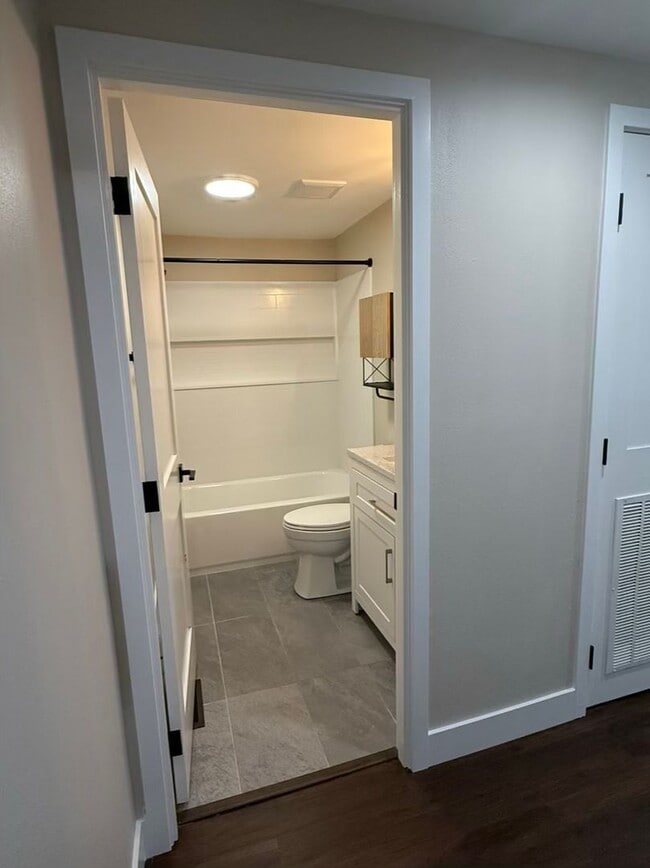 Building Photo - 3 Bedroom 2 bathroom House! Move in Special!