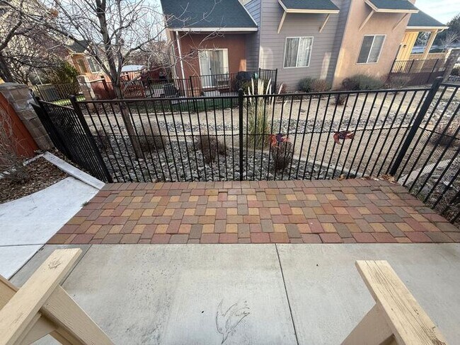 Building Photo - Modern Two–Primary Suite Townhome w/ 2-Car Garage in Sparks