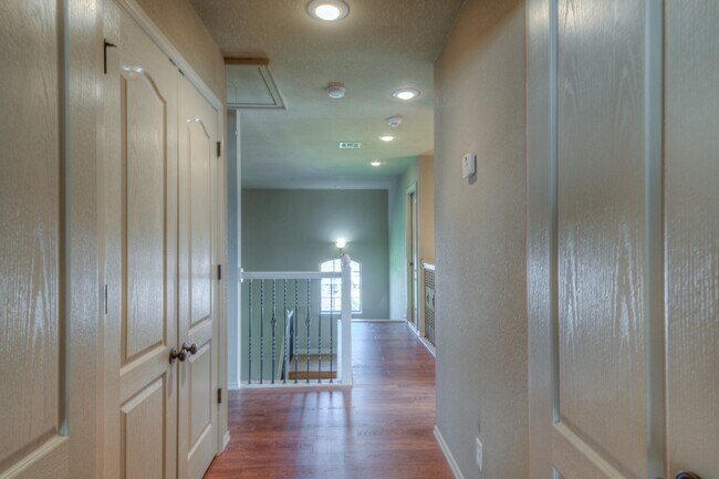 Building Photo - 1317 W Dover St