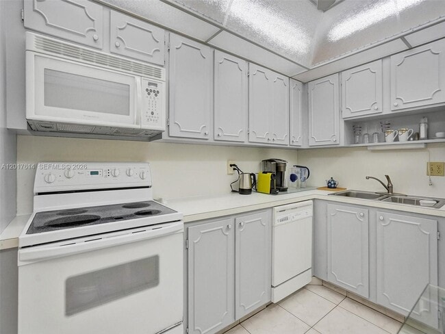 Building Photo - 3113 S Ocean Dr