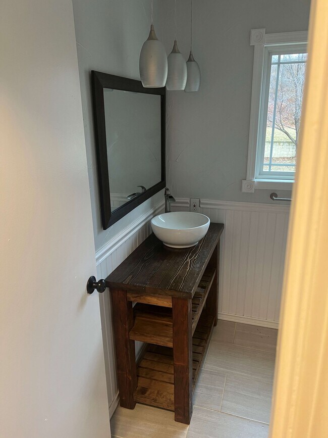 Building Photo - 10571 Center Rd