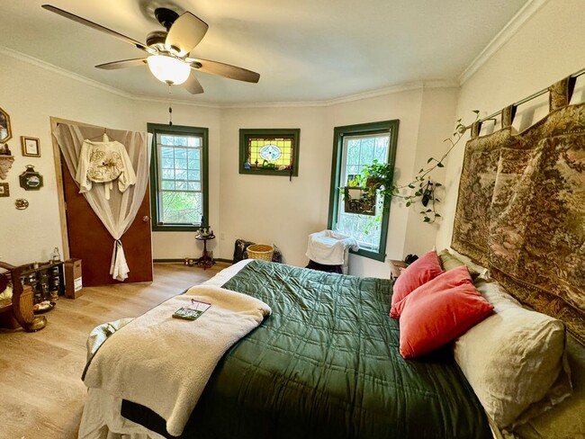 Building Photo - Newly renovated spacious 4 bedroom home in...