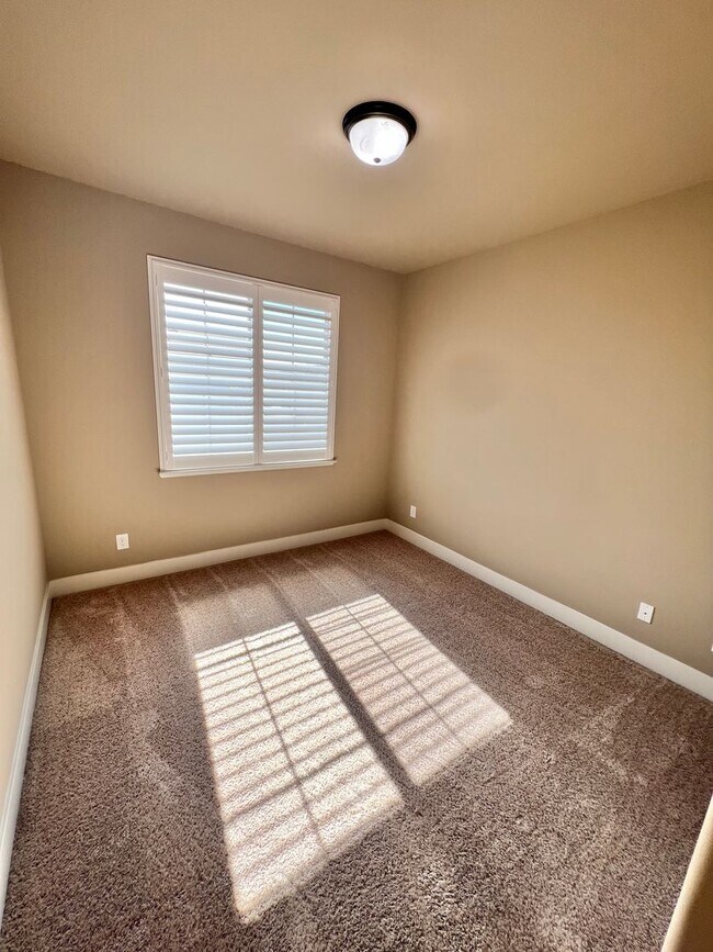 Building Photo - Stunning 3 Bedroom, 2.5 Bath Single Family Home, Gated Community, Beautiful Inside & Out!