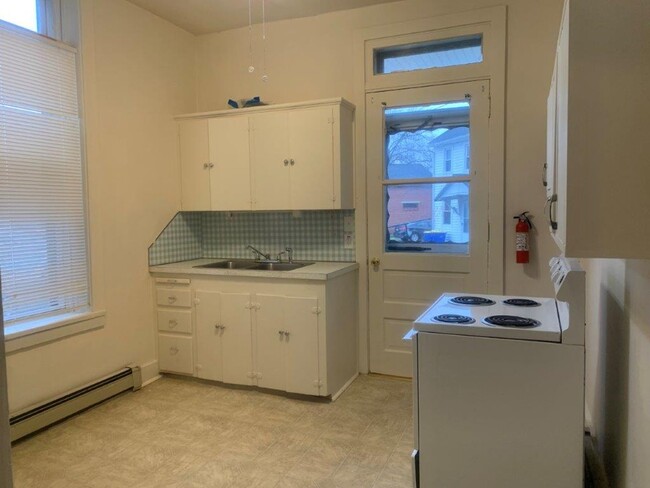 Building Photo - 1st Floor 1 Story 1 Bedroom 1 Bathroom Apa...