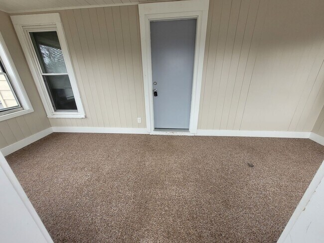 Building Photo - 2 Bedroom, 1 Bathroom home with front porch and fenced yard!