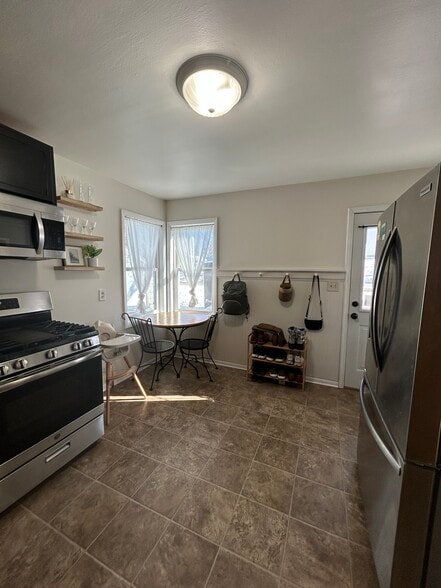 Building Photo - 1713 Laurie Rd E