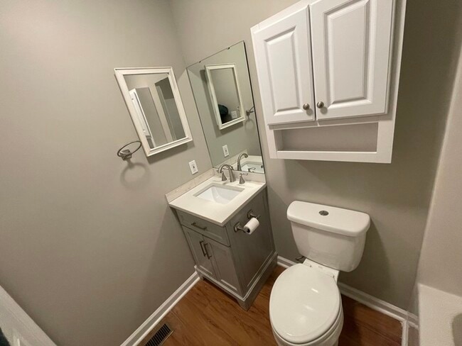 Building Photo - 2 bedroom 1 bath renovated home