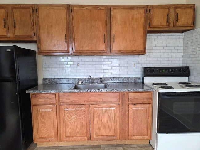 Building Photo - 100 N Franklin St