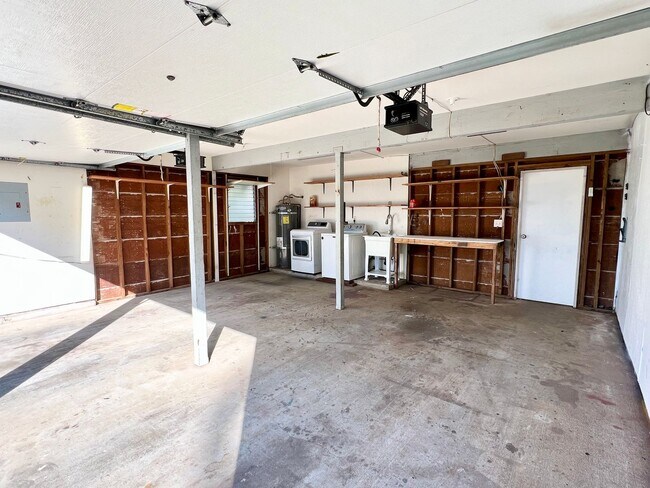 Building Photo - UNFURNISHED 3 BED/2BA PRIVATE HOME WITH OCEAN VIEW