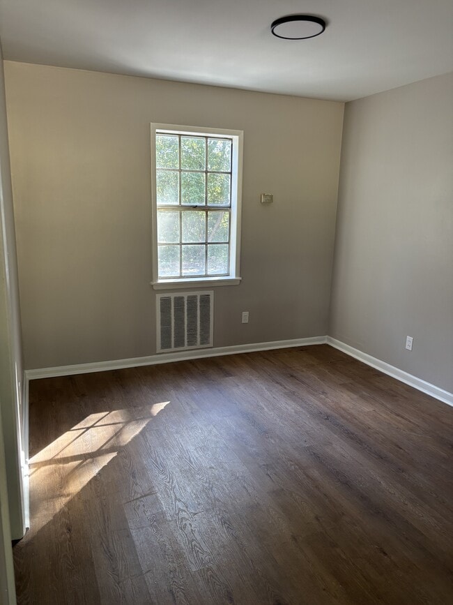 Building Photo - 254 Lake Dr