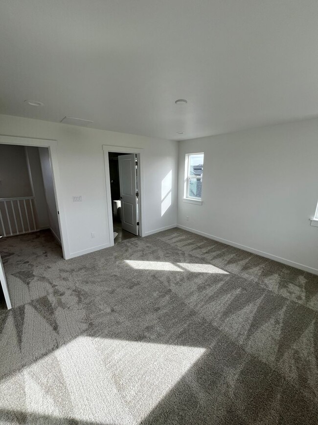 Building Photo - Brand New 3 bed 2.5 bath with flex room No...