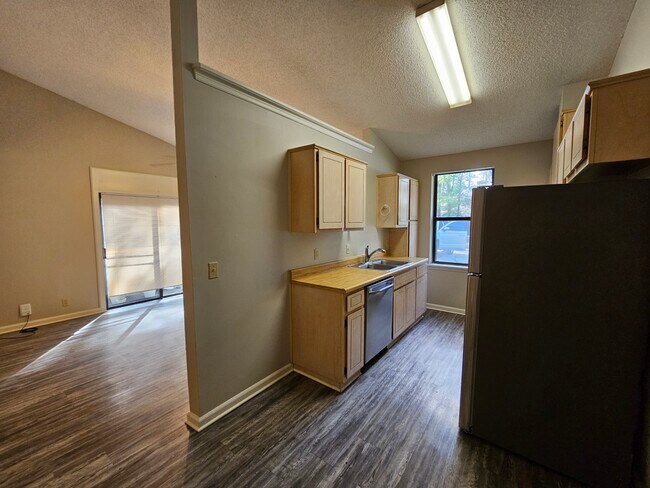 Building Photo - 108 E Lakemont Dr